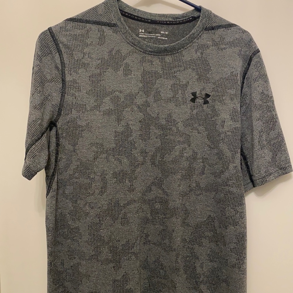Under Armour fitted & vented Tee Shirt, Medium